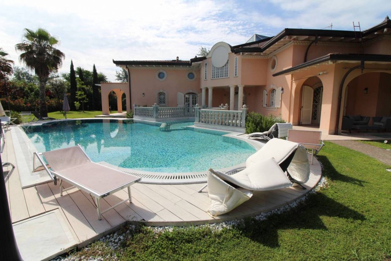 Вилла в Форте деи Марми, Италия, 400 м2 фото 1