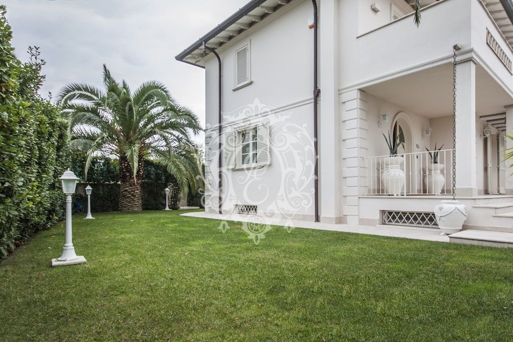 Вилла в Форте деи Марми, Италия, 300 м2 фото 2