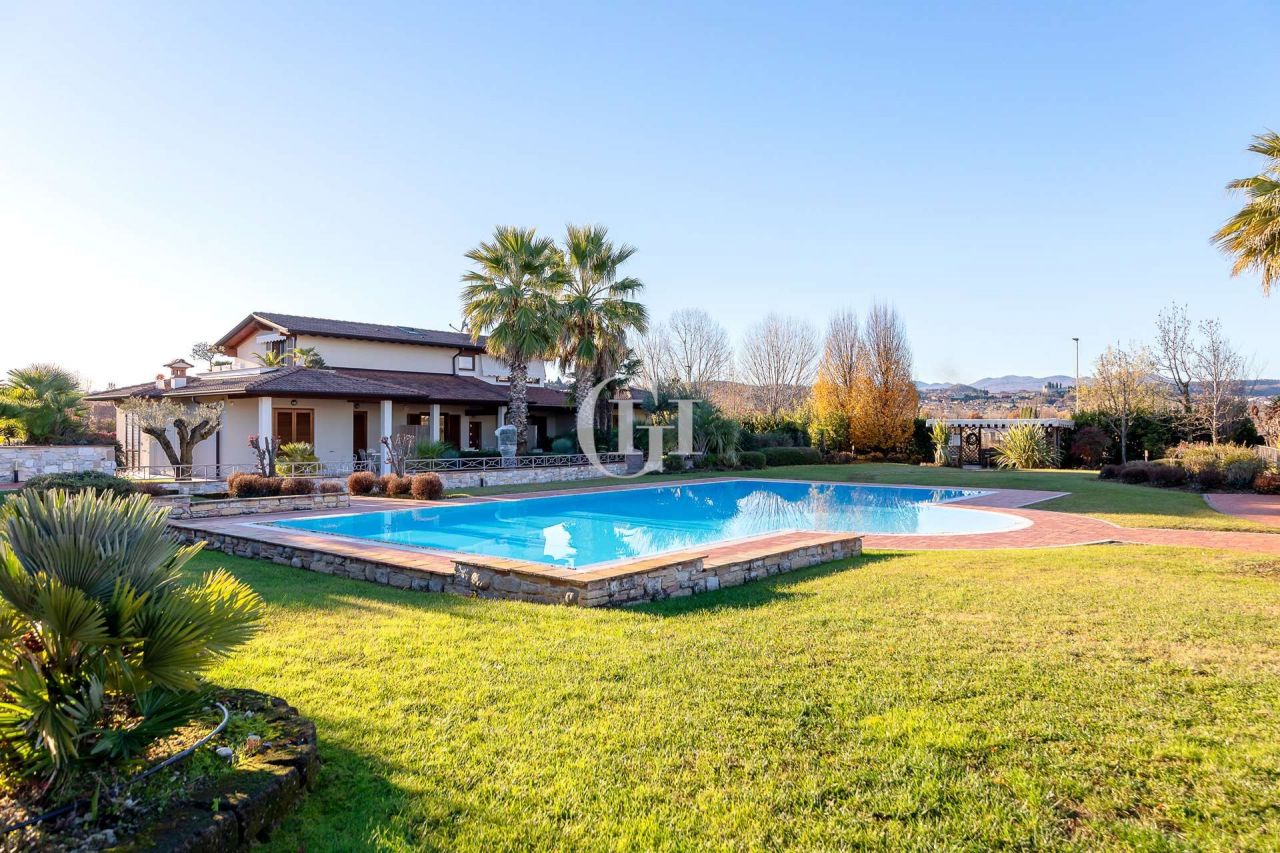 Вилла у озера Гарда, Италия, 350 м2 фото 1