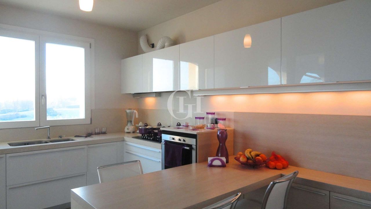 Вилла у озера Гарда, Италия, 374 м2 фото 5
