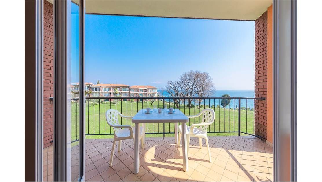 Квартира у озера Гарда, Италия, 95 м2 фото 2