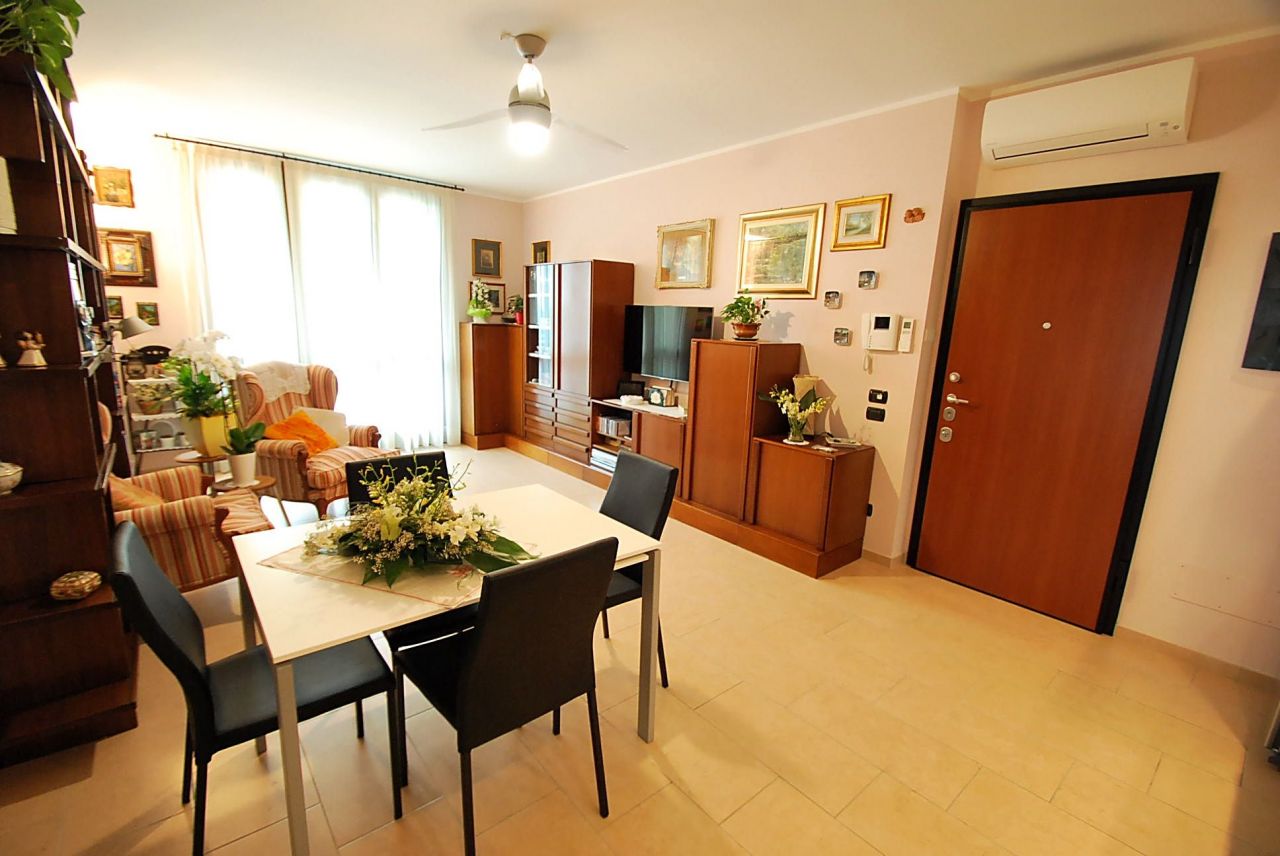 Апартаменты в Саронно, Италия, 80 м2 фото 1