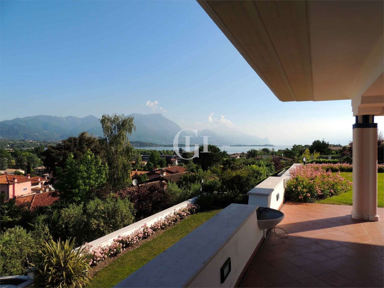 Вилла у озера Гарда, Италия, 750 м2 фото 2