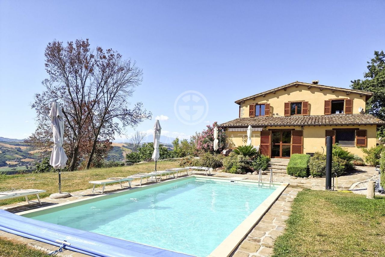 Дом в Фермо, Италия, 275 м2 фото 1