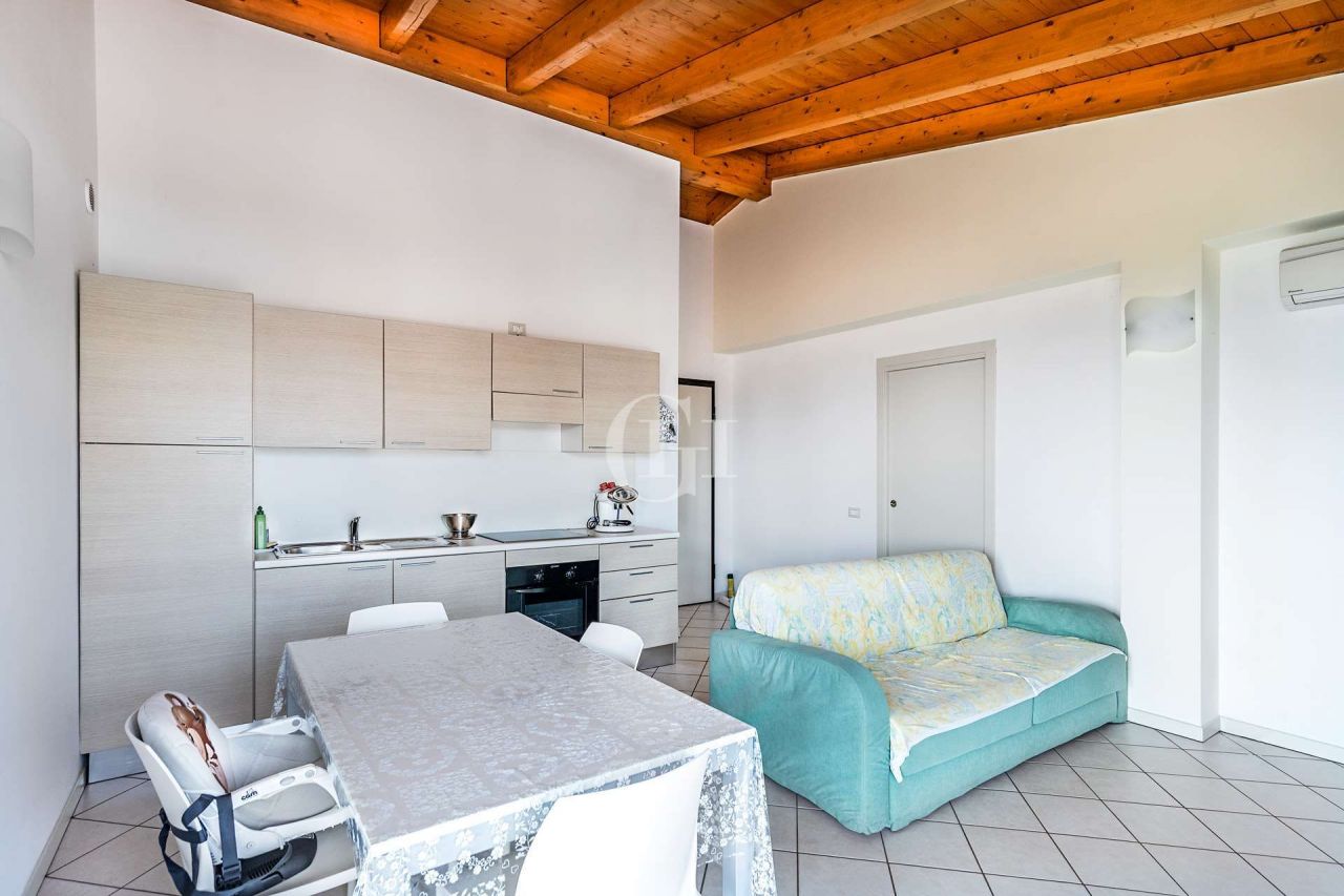Квартира у озера Гарда, Италия, 78 м2 фото 2