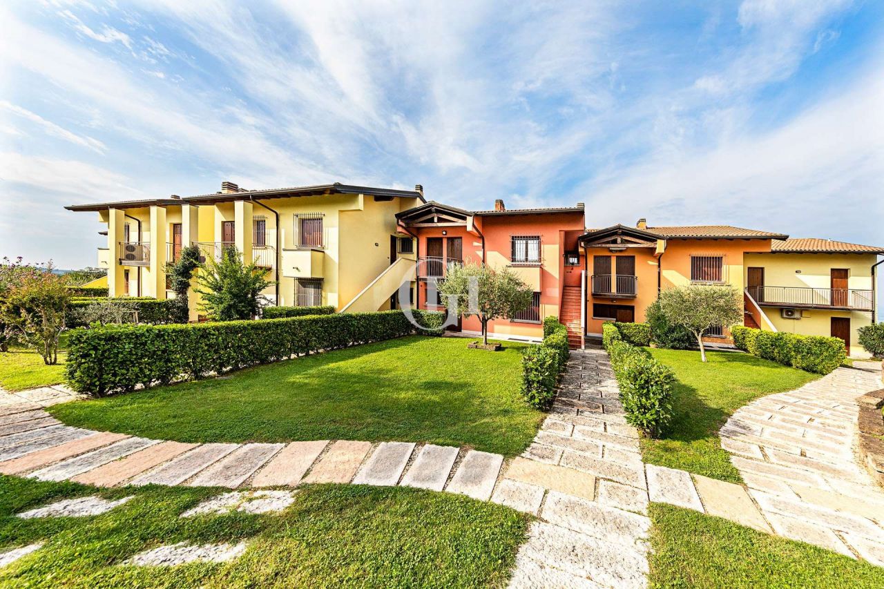 Квартира у озера Гарда, Италия, 55 м2 фото 1