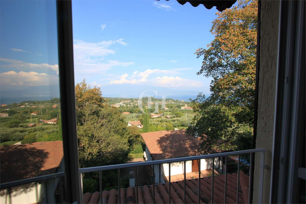 Квартира у озера Гарда, Италия, 95 м2 фото 2