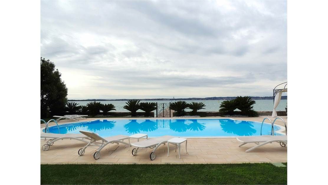 Вилла у озера Гарда, Италия, 800 м2 фото 3