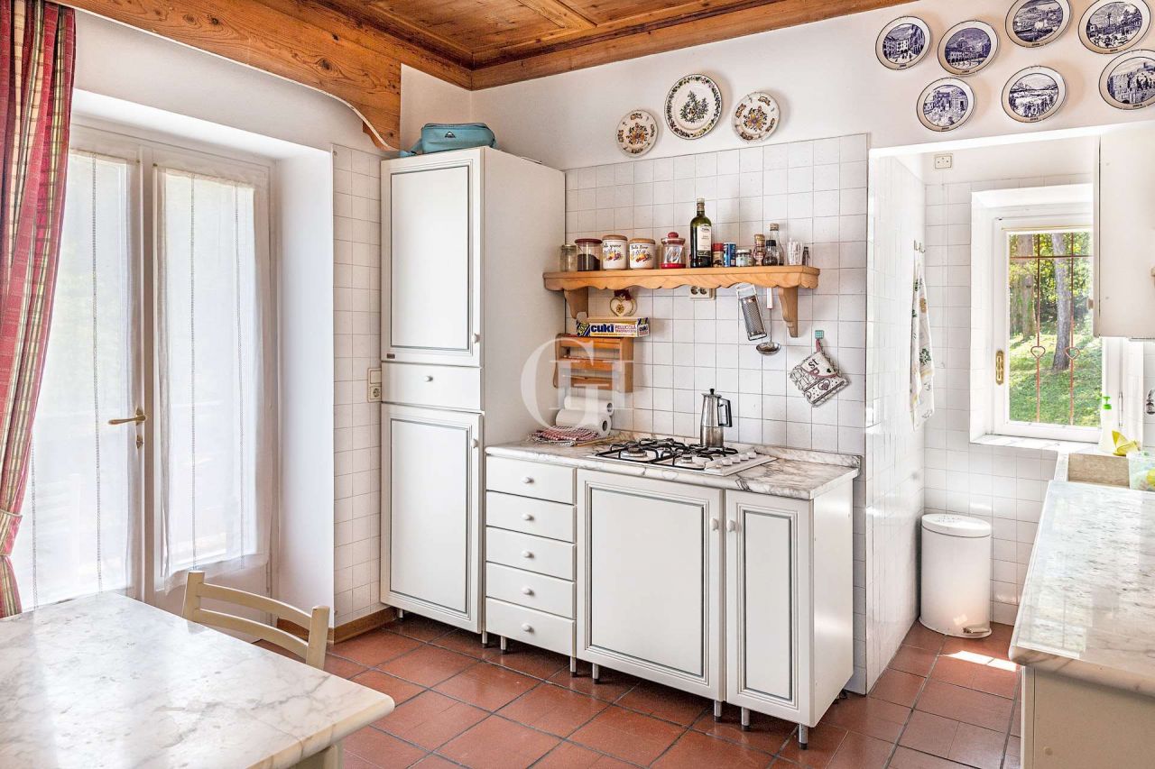 Вилла у озера Гарда, Италия, 380 м2 фото 4