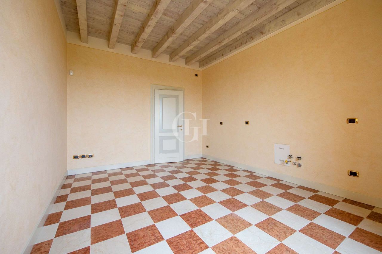Апартаменты у озера Гарда, Италия, 141.43 м2 фото 2