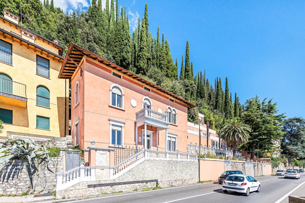 Вилла у озера Гарда, Италия, 540 м2 фото 2