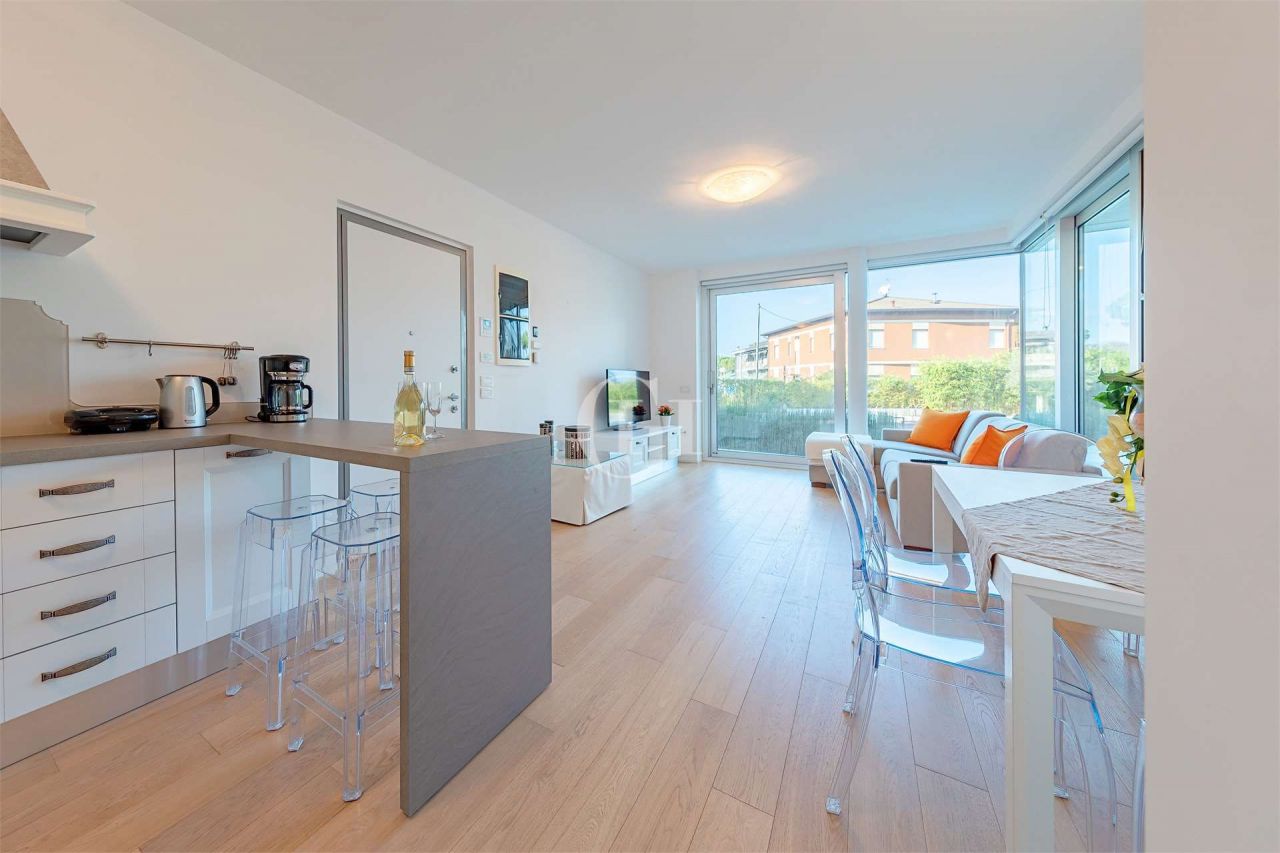 Апартаменты у озера Гарда, Италия, 75 м2 фото 4