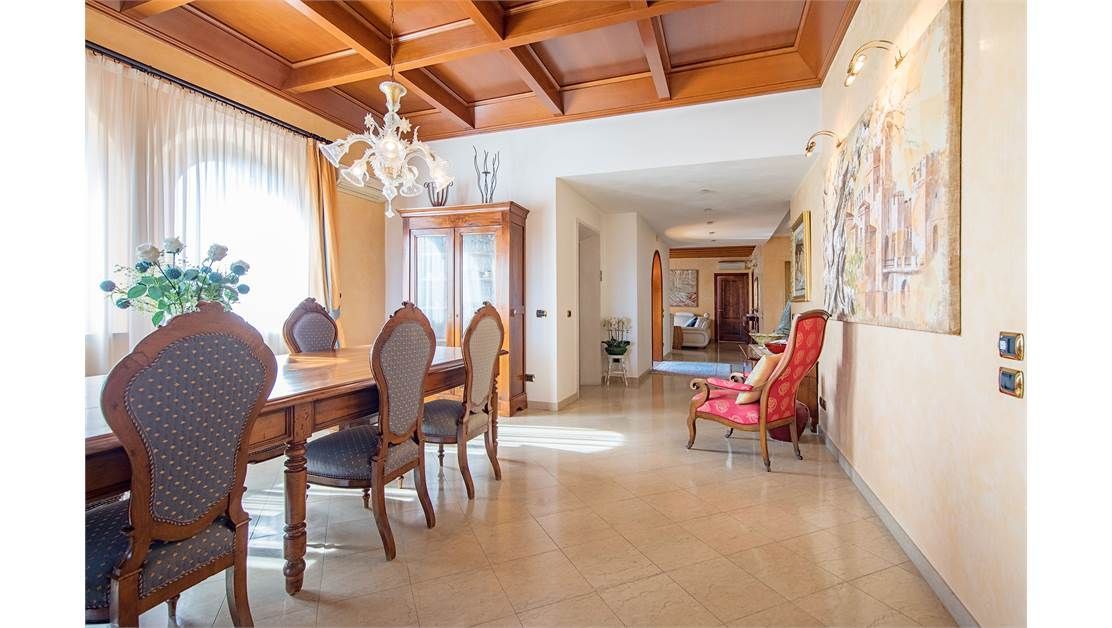 Вилла у озера Гарда, Италия, 600 м2 фото 5