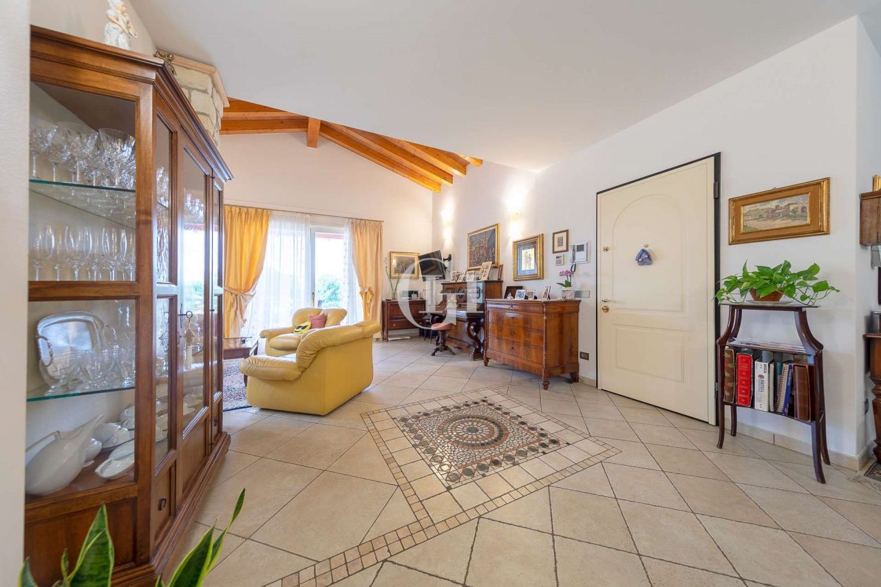Вилла у озера Гарда, Италия, 500 м2 фото 2