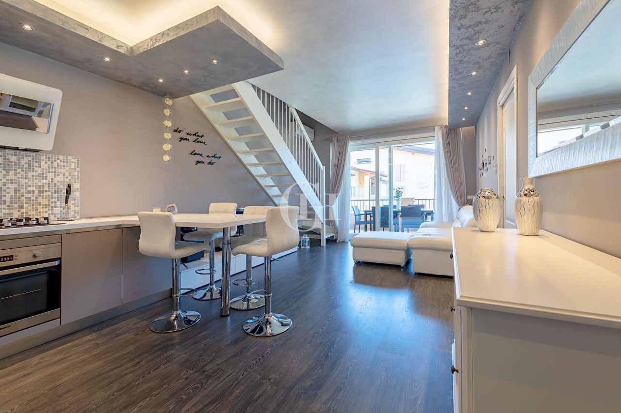Квартира у озера Гарда, Италия, 120 м2 фото 1