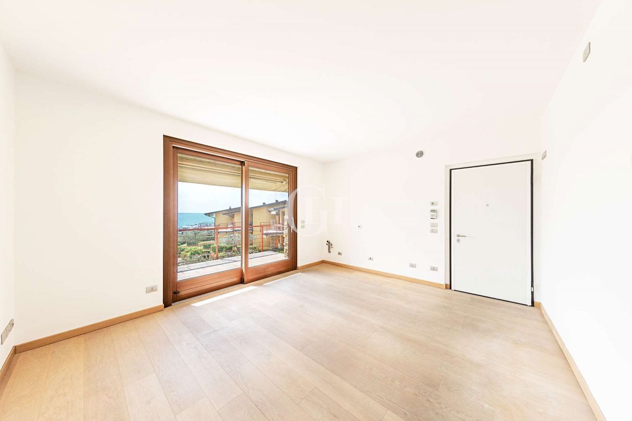 Квартира у озера Гарда, Италия, 80 м2 фото 2