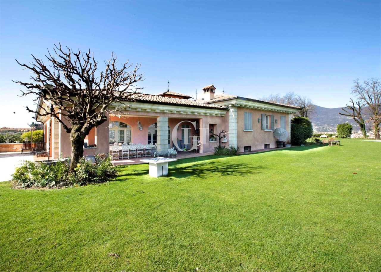 Особняк у озера Гарда, Италия, 700 м2 фото 4