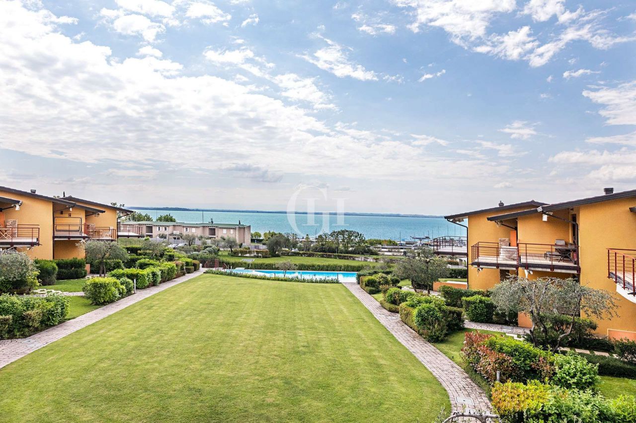 Квартира у озера Гарда, Италия, 80 м2 фото 1