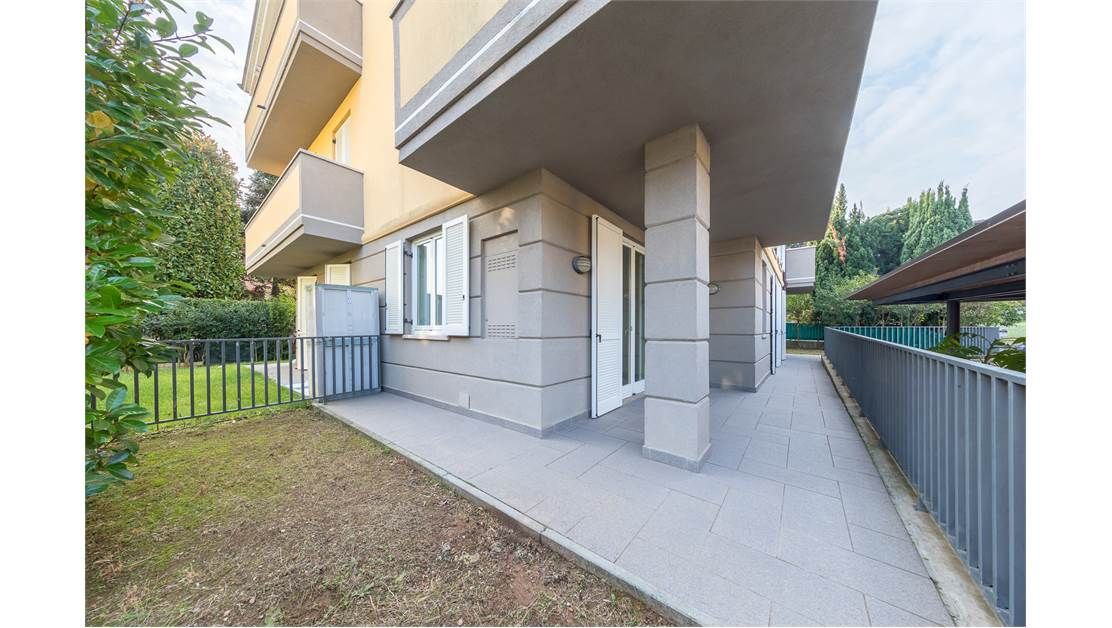 Квартира у озера Гарда, Италия, 80 м2 фото 1