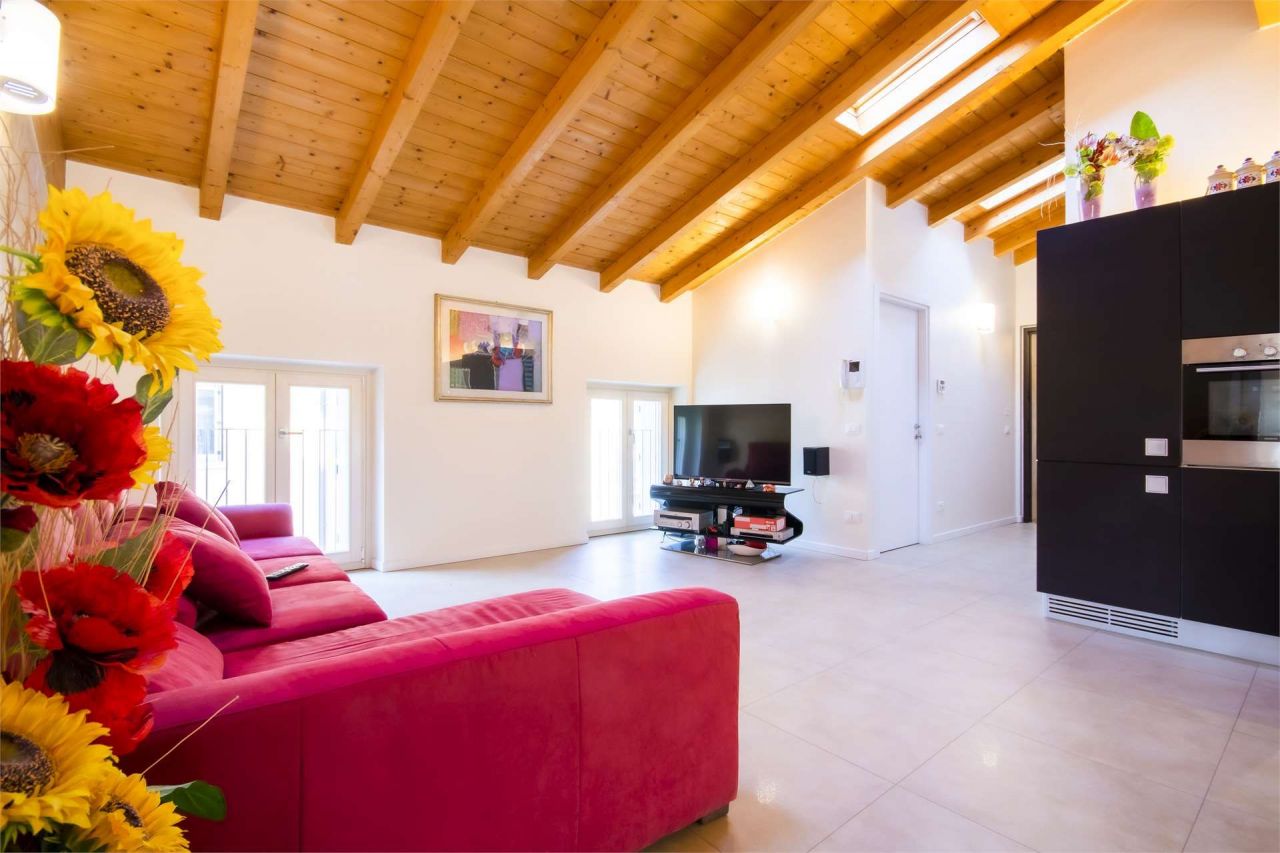 Пентхаус у озера Гарда, Италия, 120 м2 фото 2