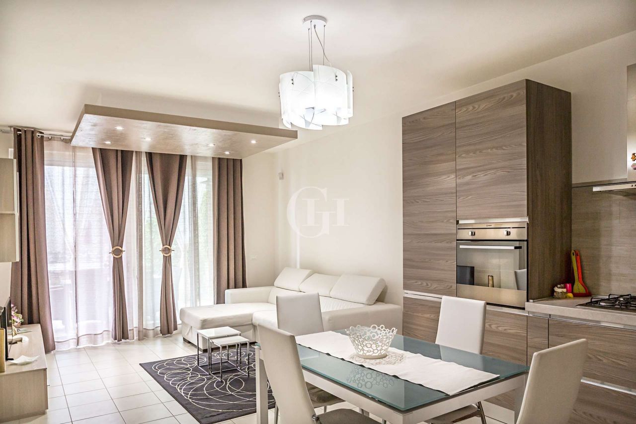 Квартира у озера Гарда, Италия, 90 м2 фото 3