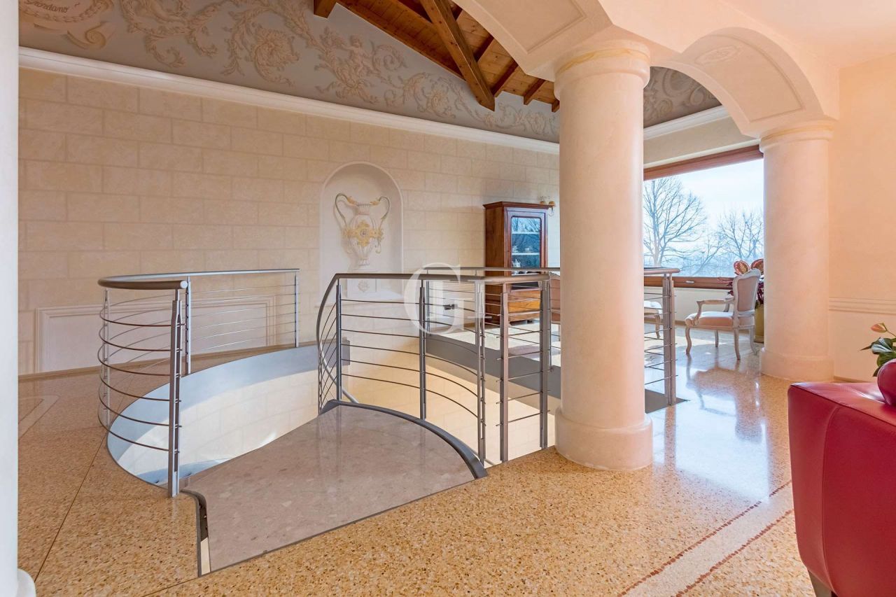 Вилла у озера Гарда, Италия, 500 м2 фото 5