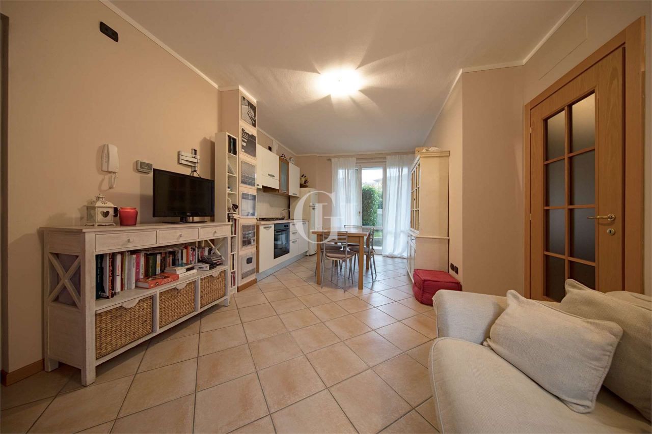 Квартира у озера Гарда, Италия, 55 м2 фото 5