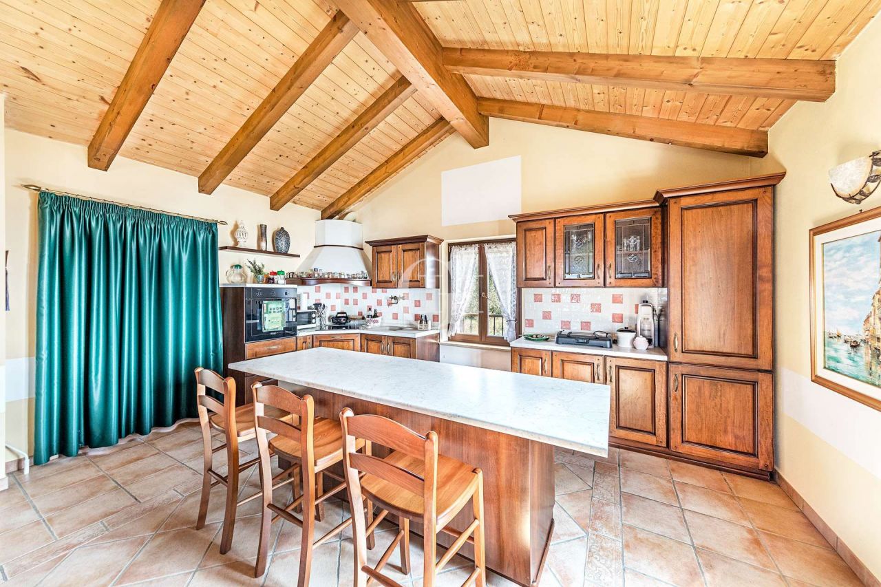 Квартира у озера Гарда, Италия, 180 м2 фото 4