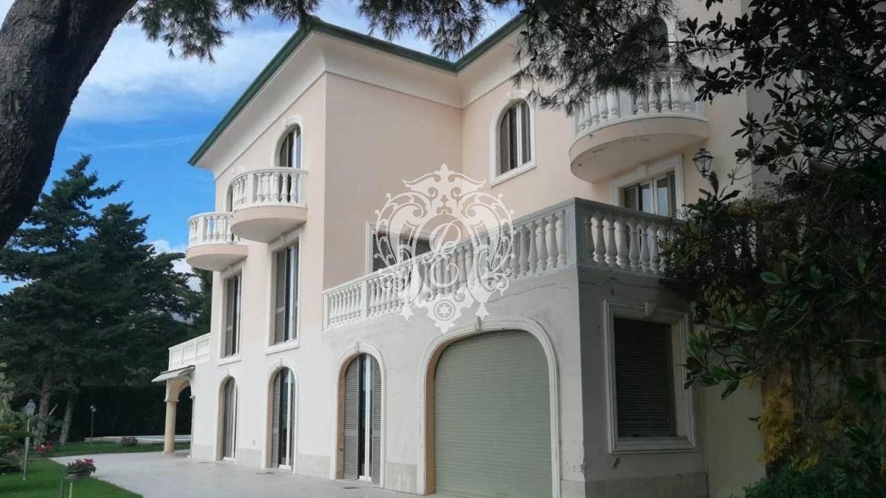 Вилла в Сан-Ремо, Италия, 500 м2 фото 2