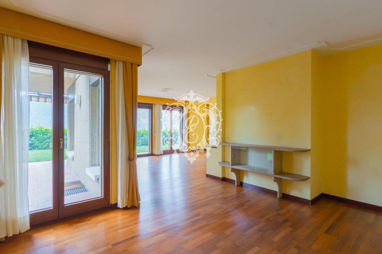 Вилла в Кампионе-д'Италия, Италия, 500 м2 фото 4