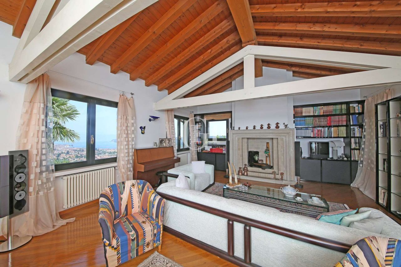 Вилла у озера Гарда, Италия, 480 м2 фото 2