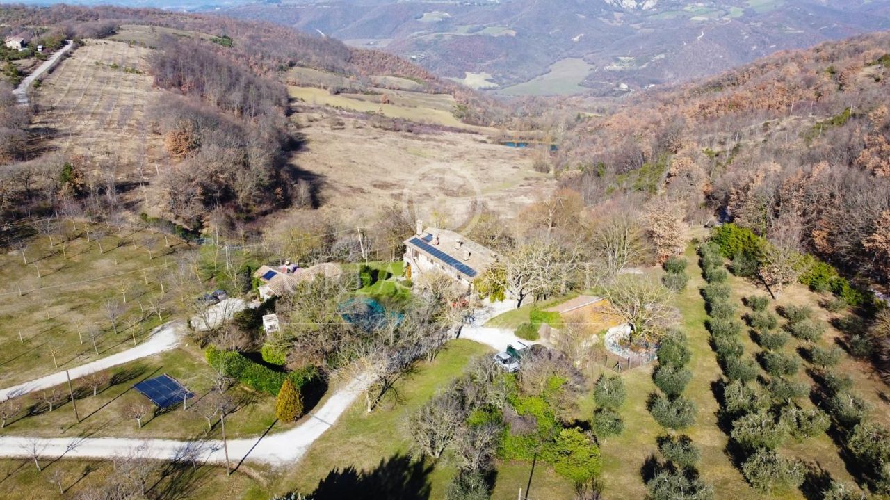 Дом в Губбио, Италия, 410 м2 фото 3