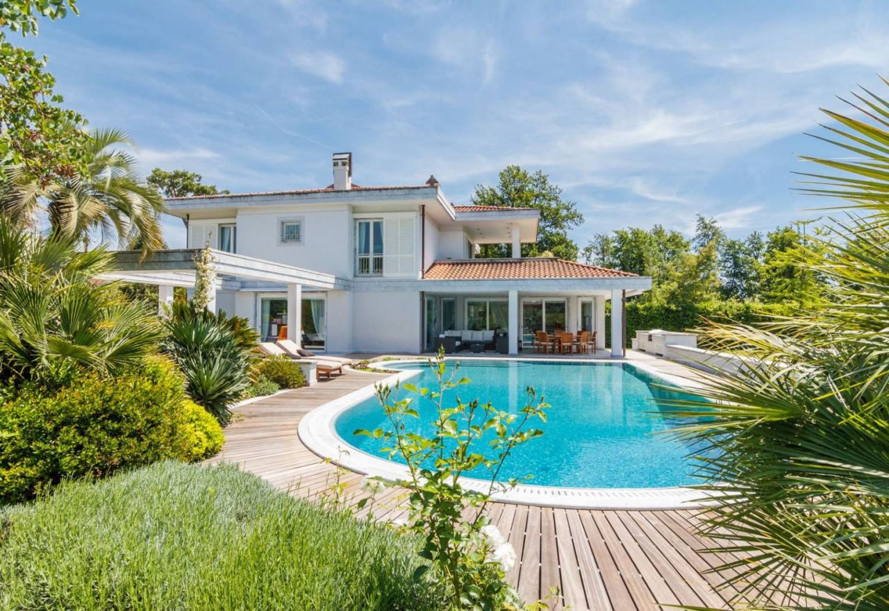 Вилла в Форте деи Марми, Италия, 560 м2 фото 1