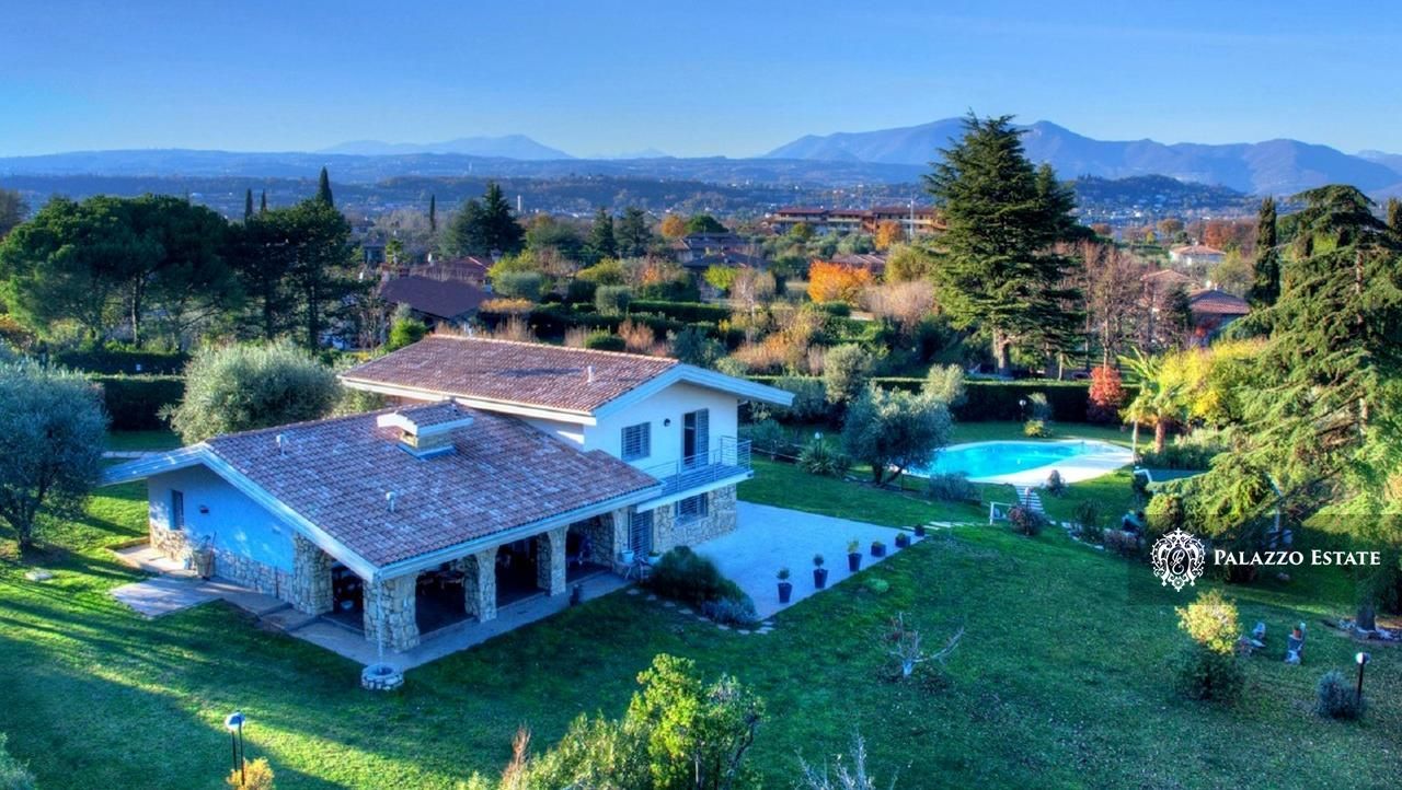 Вилла в Манерба-дель-Гарде, Италия, 350 м2 фото 1