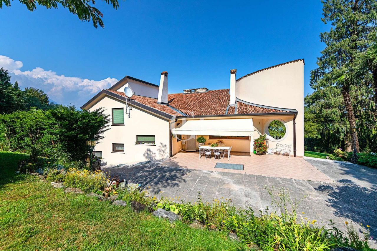 Вилла у озера Гарда, Италия, 250 м2 фото 2