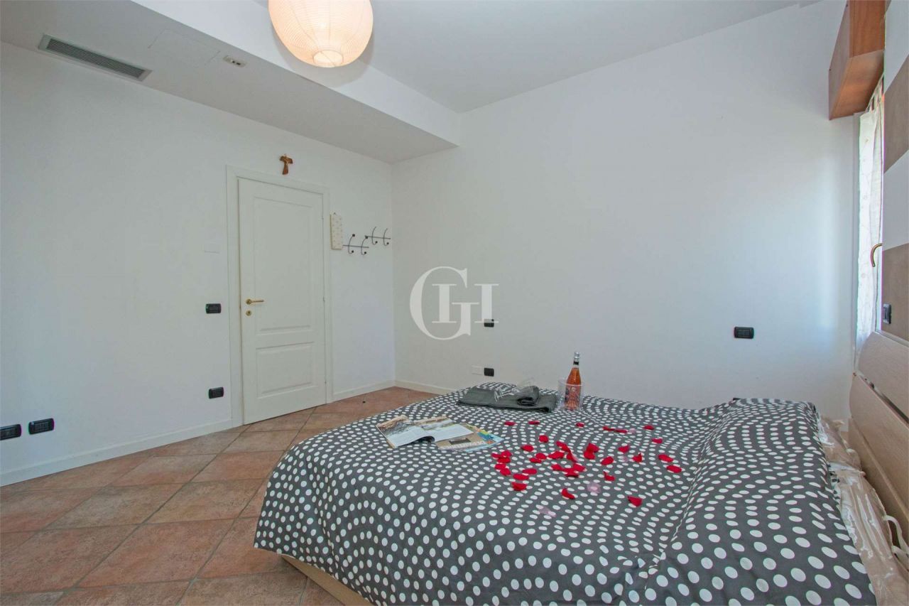 Квартира у озера Гарда, Италия, 60 м2 фото 4