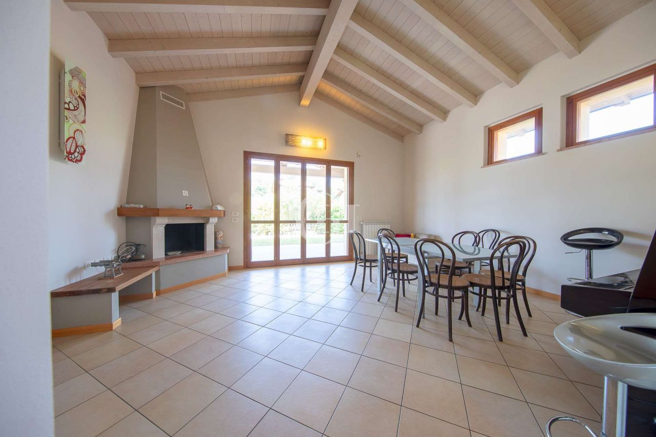 Вилла у озера Гарда, Италия, 250 м2 фото 2