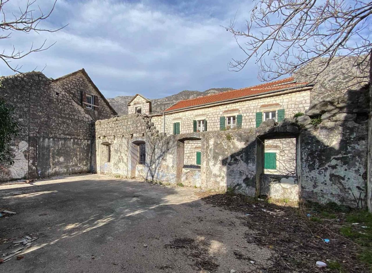 Дом под реконструкцию в Которе, Черногория, 181 м2 фото 1