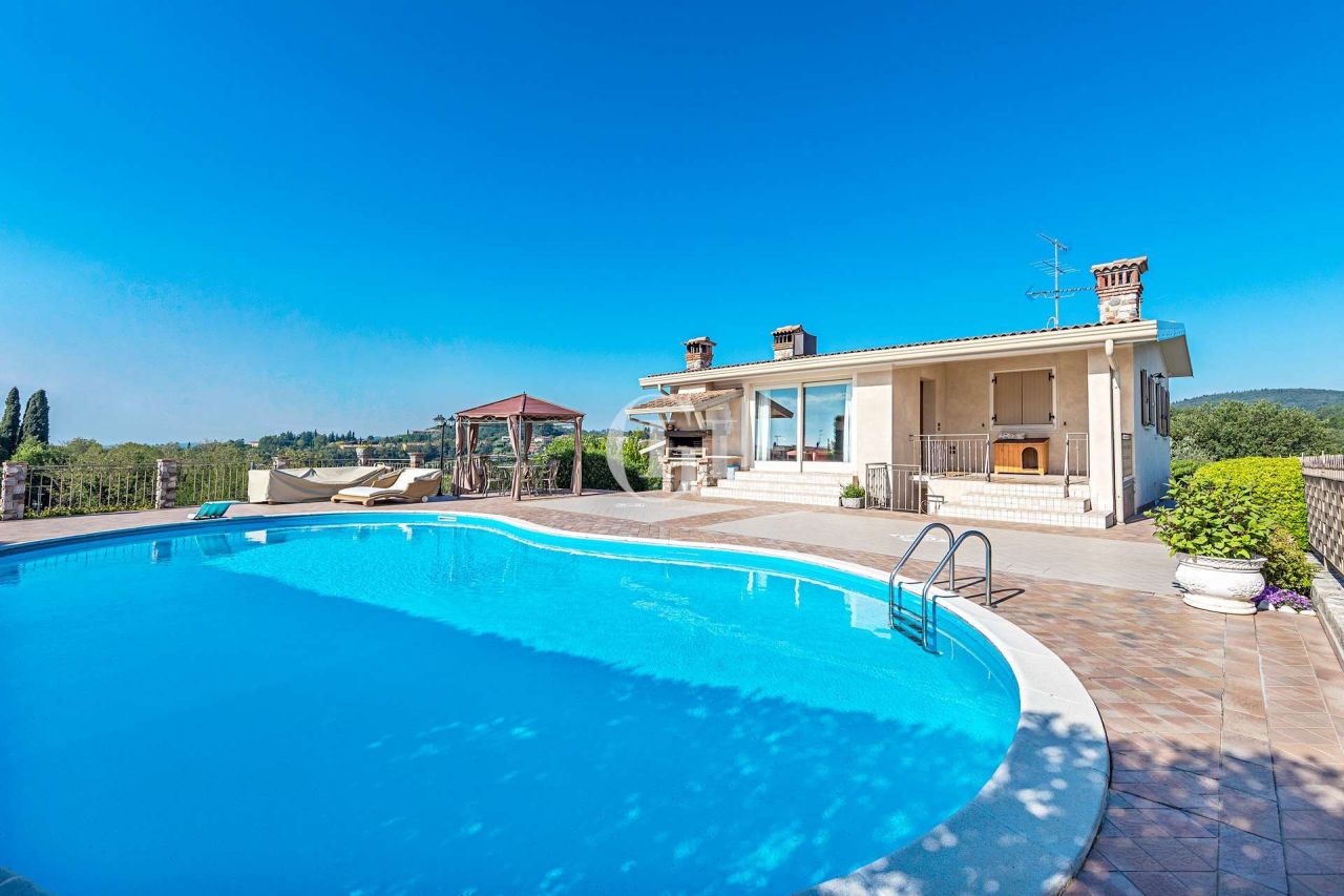 Вилла у озера Гарда, Италия, 250 м2 фото 1