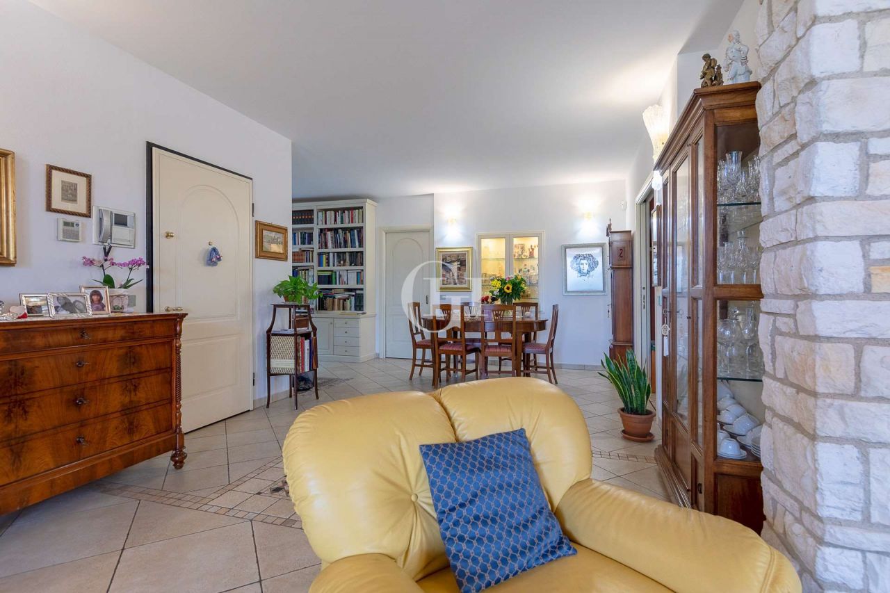 Вилла у озера Гарда, Италия, 500 м2 фото 3