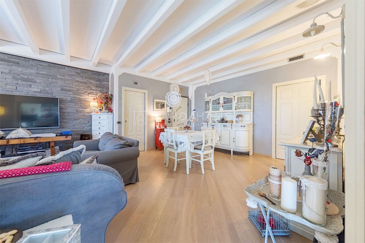 Апартаменты у озера Гарда, Италия, 185 м2 фото 2