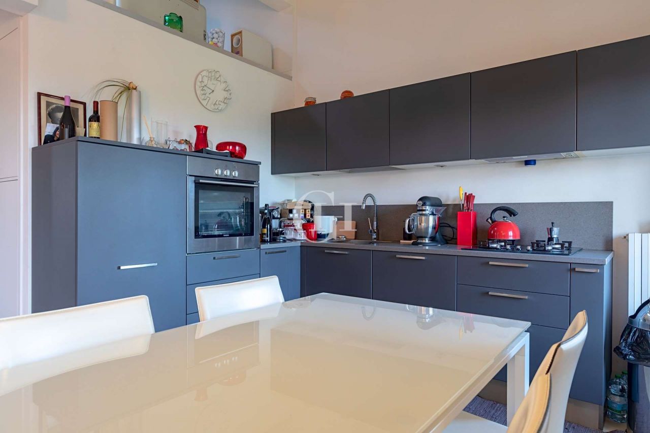 Квартира у озера Гарда, Италия, 60 м2 фото 2
