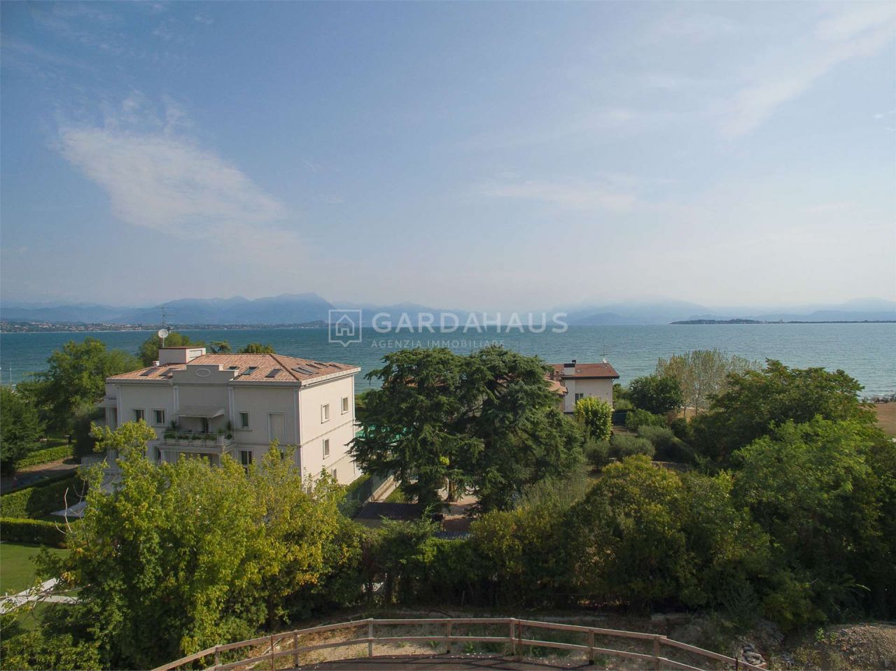 Вилла у озера Гарда, Италия, 1 500 м2 фото 5