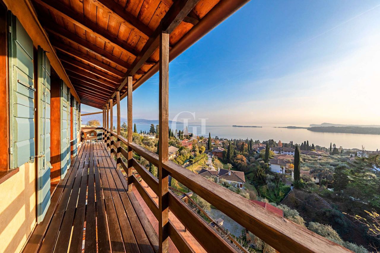 Поместье у озера Гарда, Италия, 560 м2 фото 1