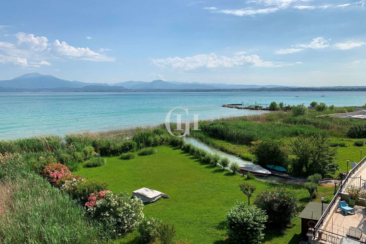 Квартира у озера Гарда, Италия, 132 м2 фото 1