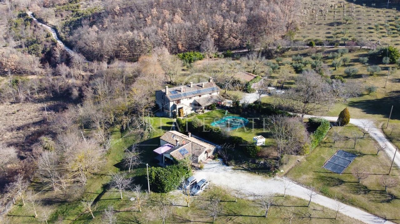 Дом в Губбио, Италия, 410 м2 фото 2