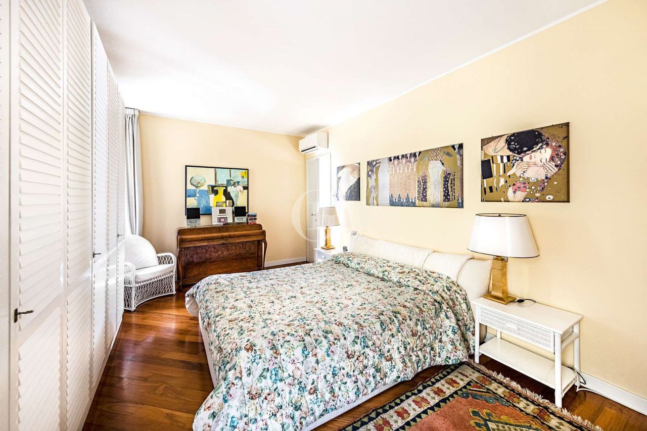 Вилла у озера Гарда, Италия, 550 м2 фото 4