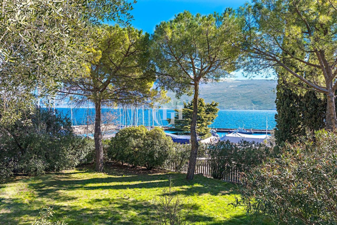 Вилла у озера Гарда, Италия, 230 м2 фото 1