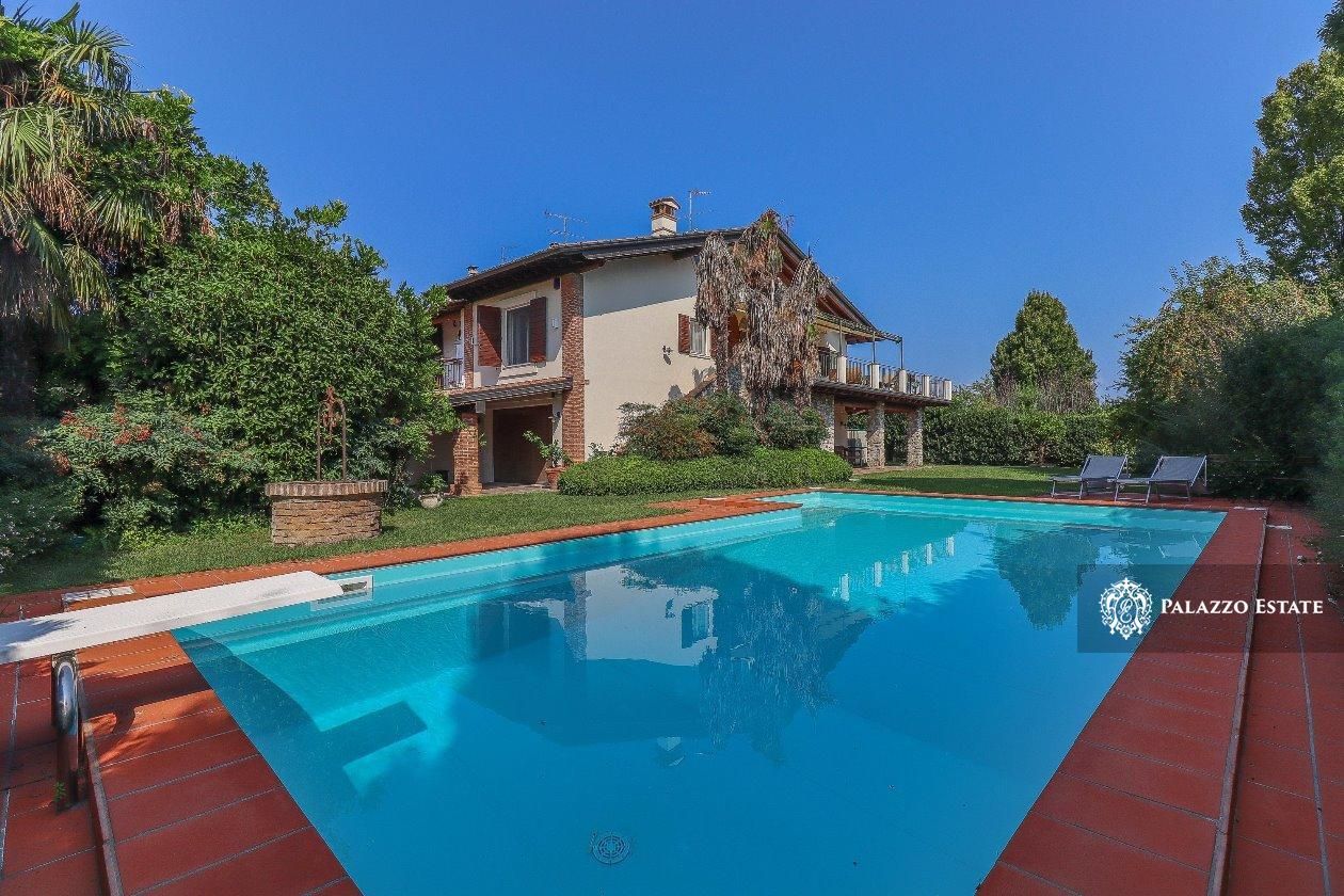 Вилла в Паденге-суль-Гарде, Италия, 300 м2 фото 2
