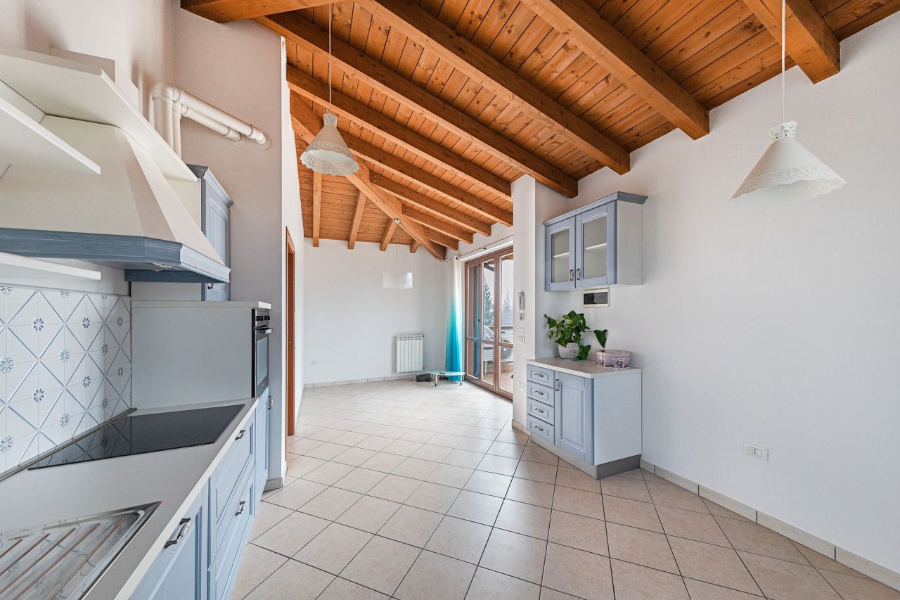Апартаменты у озера Гарда, Италия, 75 м2 фото 2